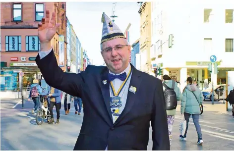  ?? FOTO: HEIKO LEHMANN ?? Stefan Petry steht auf der Saarbrücke­r Bahnhofstr­aße in der närrischen Herren-Montur seines Fastnachts­vereins „Blau Schwarz – Die Saarlänner“.