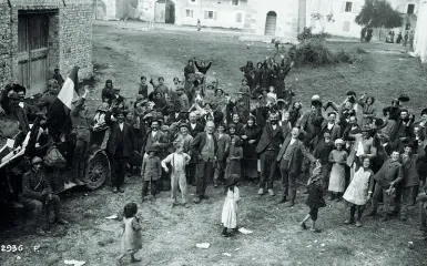  ??  ?? Memoria La popolazion­e gioisce con i soldati a Vittorio Veneto (Fondo Marzocchi, Museo della Battaglia)