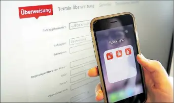  ?? BILD: JÖRG SCHÜRMEYER ?? Überweisun­gen sollen bei den Sparkassen künftig in Echtzeit möglich sein.