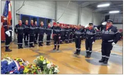  ?? (Photo C.R.) ?? le salut au drapeau des sapeurs pompiers du Var.