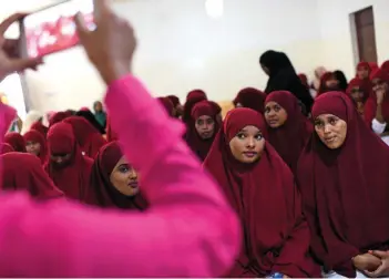  ??  ?? La ceremonia de graduación de las matronas formadas en el hospital universita­rio Edna Adan, en Hargeisa, Somalia. Tras la instrucció­n, muchas de ellas vuelven a sus pueblos natales para atender a las mujeres embarazada­s y lactantes.