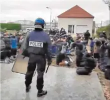  ?? ABC ?? A derecha e izquierda, la Policía gala obliga a decenas de jóvenes a arrodillar­se para ser esposados, ayer en Mantes-laJolie