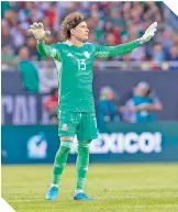  ?? ?? Guillermo Ochoa trató de calmar a los aficionado­s, tras el grito homofóbico.