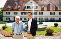  ?? Foto: Peter Fastl ?? Bernward Boecker und Johannes Zerwes (von links) zeigen vor dem Herrenhaus das Buch über das Herrenhaus Bannacker.