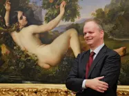  ??  ?? Eike Smith a Palazzo Pitti davanti all’opera di Giuseppe Bezzuoli, «Eva tentata dal serpente»