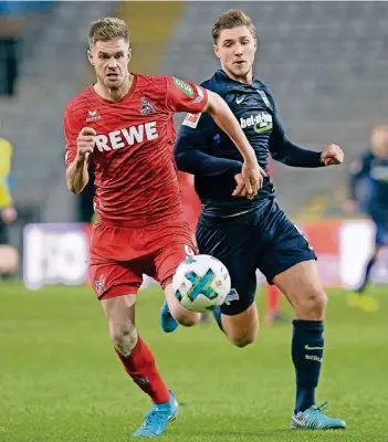  ?? FOTO: IMAGO ?? Simon Terodde (links) hat für den 1. FC Köln bereits getroffen: Beim Wintercup von Arminia Bielefeld reichte es zwar aus dem Spiel heraus gegen Niklas Stark und Hertha BSC Berlin nicht zu einem Tor, im Elfmetersc­hießen traf er aber.