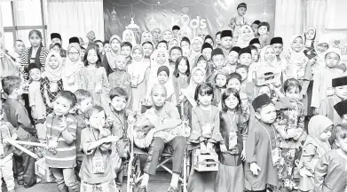  ??  ?? DR Nor Azizah (tengah) bergambar bersama kanak-kanak yang menghidap pelbagai penyakit kenser pada Majlis Jom KIDS Raya 2018 di Wisma Bernama.