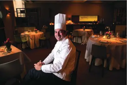  ?? GONZALO PÉREZ ?? Mario Vallés lleva su cocina clásica a un espacio más amplio en el hotel Fénix