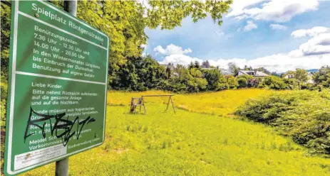  ?? FOTO: CHRISTIAN FLEMMING ?? Dieses Gelände zwischen Wannental, Röntgenstr­aße und Bantingstr­aße könnte ein Standort für den Kita-Neubau St. Verena werden. Bisher befindet sich dort ein recht trostloser Spielplatz.