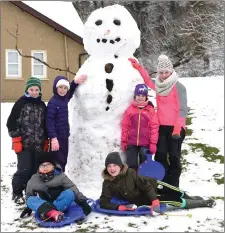  ?? Photo by Michelle Cooper Galvin ?? Darragh Forde, Sean Cox (back) Cian Forde, Clodagh Daly, Liadh Forde, Sarah Cox with Mr Snowman in Killarney’s National Park on Friday.