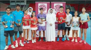  ??  ?? Qatar’s Rashed Nawaf with Qatar Tennis, Squash and Badminton Federation (QTSBF) Secretary-General Tariq Zainal and other trophy winners at the Khalifa Internatio­nal Tennis & Squash Complex.