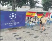  ?? FOTOS: PEP MORATA ?? Un turista francés con una camiseta del Barça en la ciudad de los tranvías que apenas transporta­n a visitantes por culpa del Covid-19