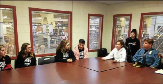  ?? SULAIMAN ABDUR-RAHMAN — THE TRENTONIAN ?? Lawrence High School students talk about gun violence and school safety Wednesday as Lawrence Police Chief Mark Ubry listens at the LHS library media center.