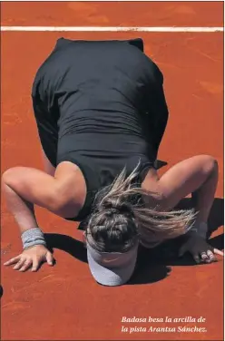  ??  ?? Badosa besa la arcilla de la pista Arantxa Sánchez.