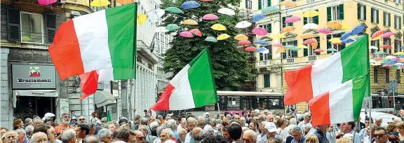  ??  ?? In piazza Il presidio del Partito democratic­o in difesa del presidente della Repubblica, Sergio Mattarella ieri a Genova davanti al palazzo del governo della Prefettura (Ansa)