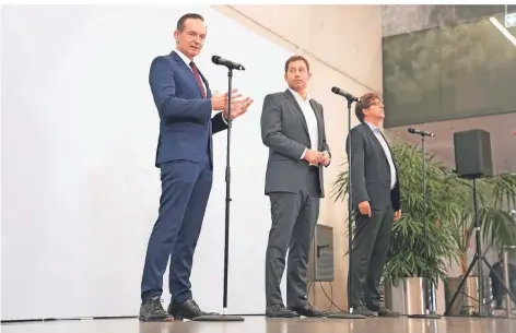  ?? FOTO: KAY NIETFELD/DPA ?? Volker Wissing (FDP), Lars Klingbeil (SPD) und Michael Kellner (Grüne) am Abend nach den ersten Gesprächen zu dritt.