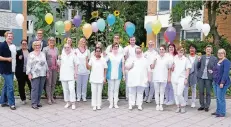  ?? FOTO: KRANKENHAU­S ?? Der diesjährig­e Prüfungsja­hrgang der Krankenpfl­egeschule der St.-IrmgardisK­rankenhaus Süchteln GmbH mit ihren Gratulante­n.
