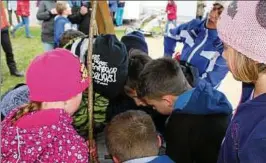  ??  ?? Kathrin Seeger (hinten) gibt den Großmonrae­r Kindern einen Tipp, wie sie das schwergäng­ige Zahlenschl­oss der Schatztruh­e knacken können. Foto: Armin Burghardt