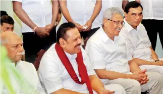  ?? ?? SLPP Leaders Mahinda Rajapaksa, Gotabaya Rajapaksa and Basil Rajapaksa with Prime Minister Dinesh Gunawarden­a at the pirith chanting ceremony