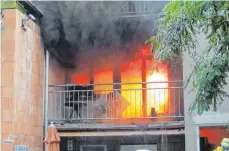  ??  ?? Das Feuer greift von der Werkstatt auch auf die Wohnung im selben Gebäude über.