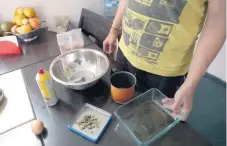  ??  ?? En su departamen­to en la Ciudad de México, Fernando prepara brownies, galletas y hasta lasaña con marihuana.