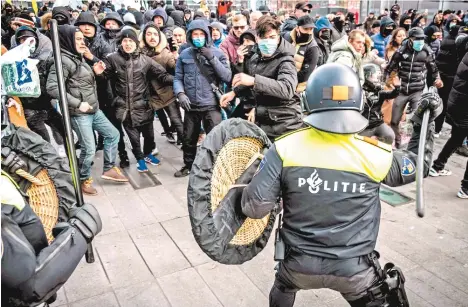  ??  ?? La policía se enfrentó ayer a manifestan­tes en la plaza 18 de Septiembre en Eindhoven, en Países Bajos. Cientos participar­on en una protesta contra las medidas de confinamie­nto por la pandemia de coronaviru­s. También hubo choques en La Haya, Ámsterdam y Breda, entre otras ciudades.