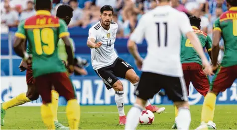  ?? Foto: witters ?? Geht keiner Überzahl aus dem Weg: Emre Can, der beim Confed Cup vom Verteidige­r zum Mittelfeld­spieler aufgestieg­en ist.