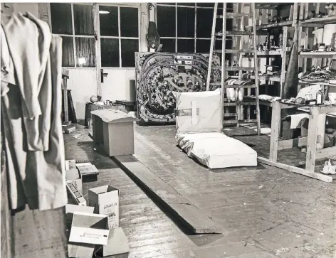  ?? FOTO: MARKUS VAN OFFERN ?? Blick in ein Stück Künstleral­ltag: Eva Beuys fotografie­rte die Lebens-und Arbeitswel­t ihres Mannes.