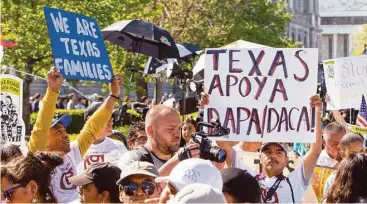  ?? Pablo Martinez Monsiváis / AP ?? Personas de Texas y de otras partes del país se manifiesta­n frente a la Corte Suprema en Washington.