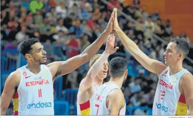  ?? EUROPA PRESS / AFP7 ?? Sebas Saiz, Alberto Díaz, Jaime Fernández y Miquel Salvó celebran el triunfo frente a Países Bajos.