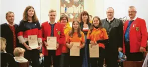  ?? Fotos: Erika Heindel ?? Junge Musiker des Musikverei­ns Binswangen haben die D2-Prüfung bestanden und wurden dafür ebenfalls geehrt.