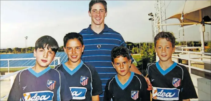  ?? ?? Una de las grandes fotos icónicas de Koke cuando era un niño y le pidió a Torres, entonces ya ídolo, una foto junto a otros tres compañeros en la cantera: Mario, Álvaro e Iván.