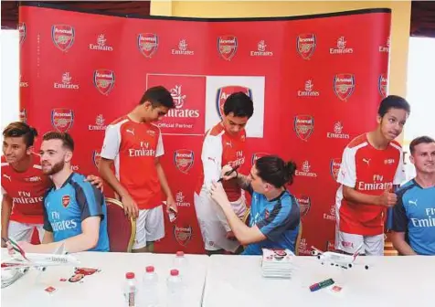  ?? Courtesy: Organiser ?? ■ From left: Calum Chambers, Hector Bellerin and Rob Holding during their visit to the Arsenal Soccer Schools at the Dubai’s Sevens Stadium yesterday.