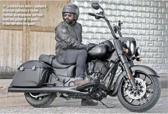  ??  ?? La finition Dark Horse s'appliquera désormais également à l'indian Chieftain. Au programme, une roue avant plus grande de 19 pouces et une robe noire de rigueur.