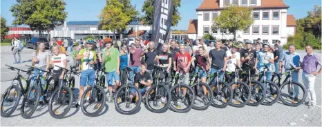  ?? FOTO: GERD FEUERSTEIN ?? Flockerzie (rechts mit Konrektor Lebherz im Bild) setzte am Schulzentr­um Stetten auch auf einen Bikepool für die Lernpartne­r.