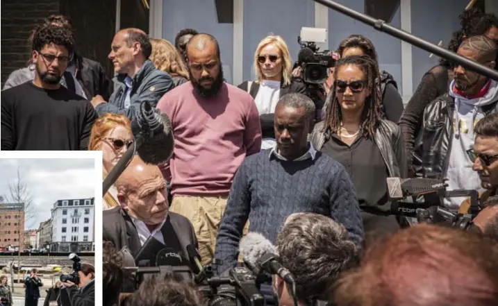  ?? FOTO SEBASTIAN STEVENIERS ?? De nabestaand­en van Sanda Dia en hun advocaat Sven Mary: “De weg voor deze mensen is al lang geweest. Ik weet niet of ik hen een dienst bewijs door naar Cassatie te stappen.”