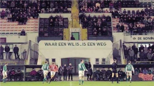  ?? © ?? Racing Mechelen, een traditiecl­ub met een stadion waar boven de spelerstun­nel de leuze ‘Waar een wil is, is een weg’ te lezen staat. avt