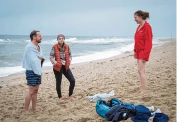  ?? Foto: Christine Schroeder/ZDF, dpa ?? Rettungssc­hwimmerin Bente (Katja Studt, rechts) hat Architekt Kevin (Fabian Busch) vor den Augen seiner Tochter Lilly (Paula Hartmann) aus dem Wasser gerettet.