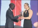  ??  ?? Kipchoge entregó el premio a Oksana Masters