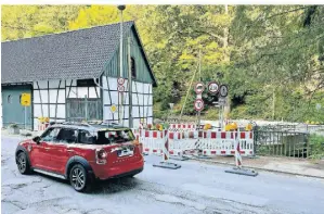  ?? FOTO: GUIDO RADTKE ?? Die Brücke in der Hofschaft Haasenmühl­e über den Nacker Bach war seit Mitte Juni gesperrt.