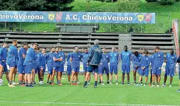  ??  ?? A Pieve Il tecnico Marco Zaffaroni parla alla squadra nel corso del ritiro