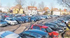  ?? ARCHIVFOTO: EMMA SCHAUMANN ?? Auch die bisher vorhandene­n Gratis-Parkplätze in der Ravensburg­er Nordstadt sollen bald Geld kosten.