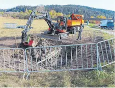  ?? FOTO: PARAGE ?? Mitarbeite­r der Technische­n Dienste VS tragen am Absturzort des Gyrocopter­s die verunreini­gte Erde ab.