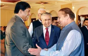 ??  ?? Finance Minister Ravi Karunanaya­ke in conversati­on with Pakistan Prime Minister Nawaz Sharif and Pakistan Finance Minister Ishaq Dar.