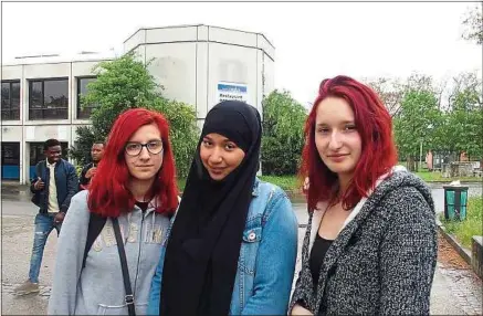  ??  ?? Amandine, Khaoula et Kathleen regrettent que les thèmes de la jeunesse et des banlieues soient passés à la trappe.