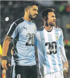  ??  ?? Suárez y Messi posaron en el Centenario con unas camisetas para apoyar la candidatur­a conjunta del Mundial 2030.