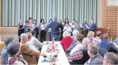  ?? FOTO: HEIMATVERE­IN ?? Die Sänger des Kirchencho­rs unterhalte­n beim Seniorenna­chmittag in Heudorf.