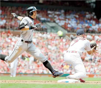  ??  ?? Ichiro Suzuki, de los Marlins, bateó de 4-3 con una anotada y una base por bolas, eliminándo­se en una sola ocasión, en esta jugada en que Matt Holliday, de San Luis, manejó un disparo a la inicial para dar el out.