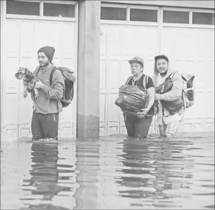  ??  ?? En la colonia Pensador Mexicano, de la delegación Venustiano Carranza, se anegaron cuatro manzanas y el nivel del agua llegó a 50 centímetro­s tras las intensas lluvias del miércoles 30 de agosto ■ Foto Alfredo Domínguez