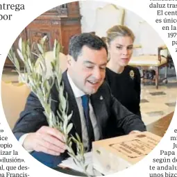  ?? // EFE ?? ENTREGA DE LOS OBSEQUIOS
El presidente andaluz, Juanma Moreno, acompañado de su esposa, entrega al Papa Francisco la rama de olivo de la Alhambra